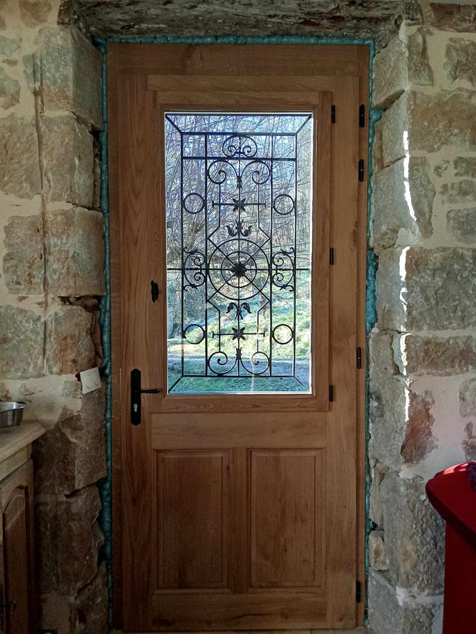 fabrication et pose de porte d'entrée en bois sur mesure en correze 19