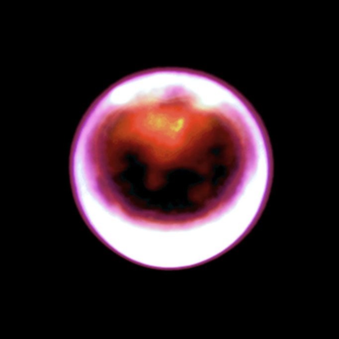Ein Foto des Mondes Titan mit dem kleinen Erd-Embryo in der Eiblase.