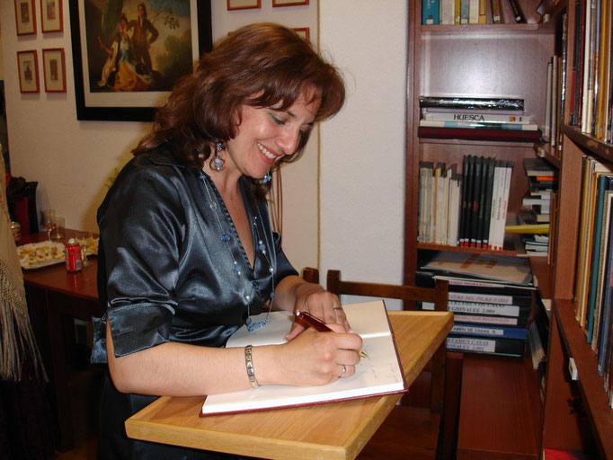 Firmando en el libro del Teatro de La Coruña mayo 2007