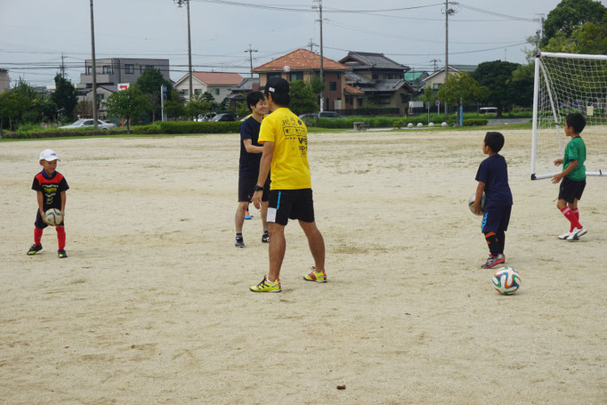 ボールフィーリング　意外とこれ難しい。ドッジボールにも役に立ちますね。野球のフライをとるにもね。空間把握能力も高められます。