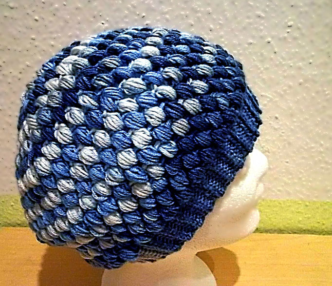 einfache Mütze aus Büschelmaschen, mit Verlaufsgarn gehäkelt, mit dehnbarem Bündchen, in Blautönen
