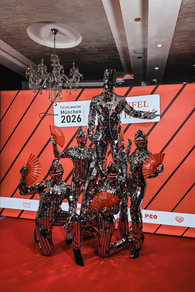 Außergewöhnliche Spiegelkünstler für Galas, Firmenevents, Produktpräsentationen und VIP-Veranstaltungen.