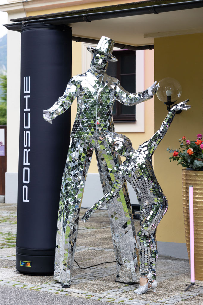 Außergewöhnliche Spiegelkünstler für Galas, Firmenevents, Produktpräsentationen und VIP-Veranstaltungen.