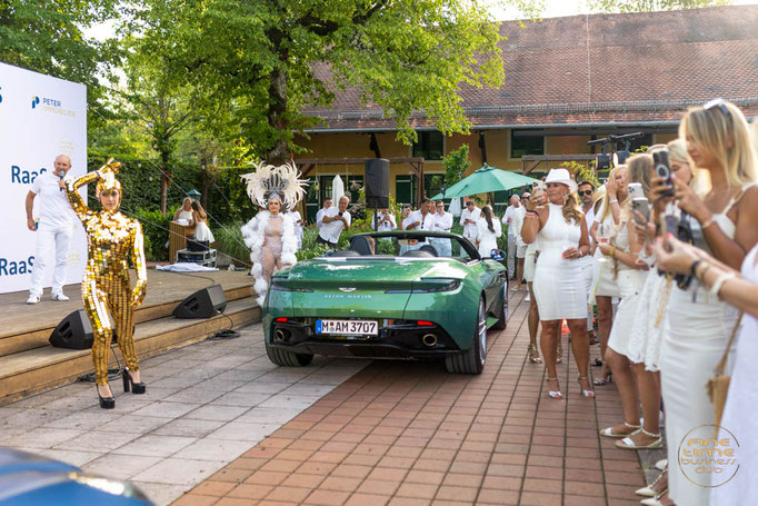 Außergewöhnliche Spiegelkünstler für Galas, Firmenevents, Produktpräsentationen und VIP-Veranstaltungen.