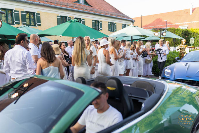 Außergewöhnliche Spiegelkünstler für Galas, Firmenevents, Produktpräsentationen und VIP-Veranstaltungen.