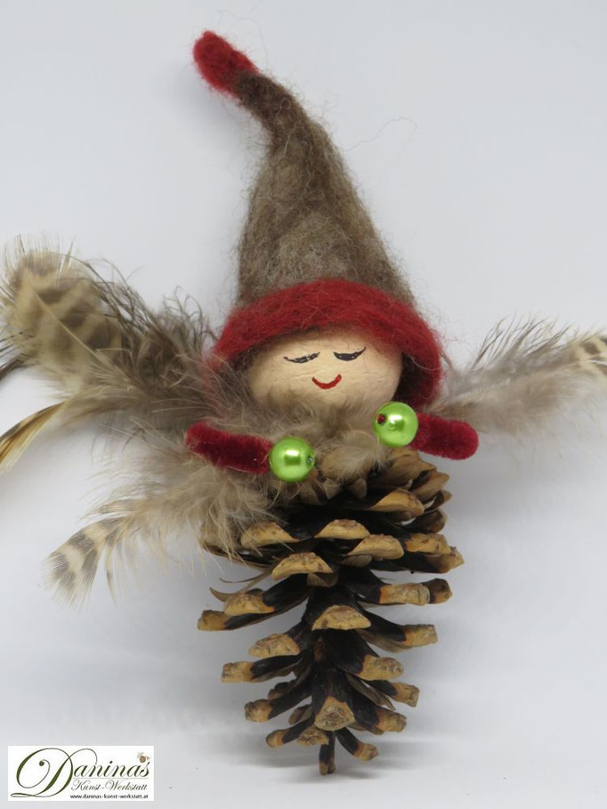 Winterelfe Mary - Elfen Figur aus Kiefernzapfen
