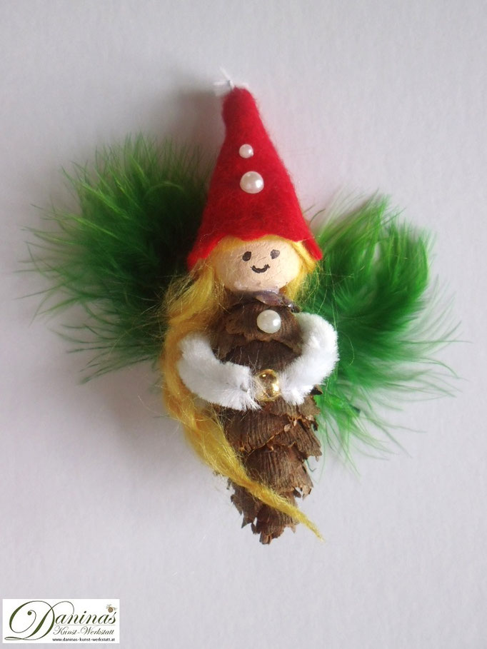 Elfenfigur Peridot Zauberkuss aus Douglasienzapfen