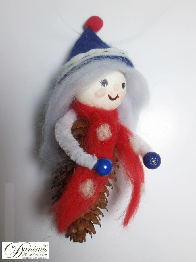 Winterfee Figur Lauriel - handgefertigte Märchenfigur aus Zapfen