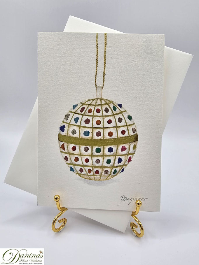 Gemalte Weihnachtskarte Aquarell Christbaumkugel mit glitzernden Glassteinen und Golddekor