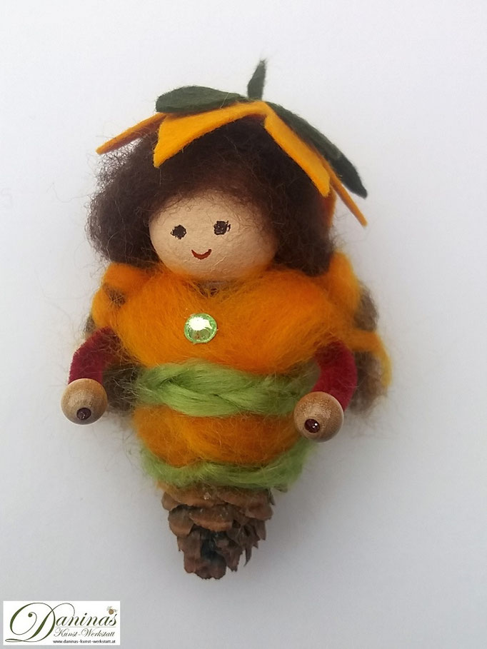 Blumenfee Figur Echinacea - handgefertigte Märchenfigur aus Zapfen