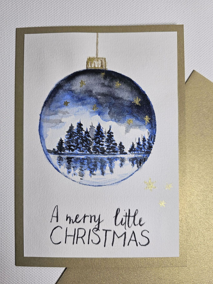 Außergewöhnliche Weihnachtskarte Aquarell Christbaumkugel mit goldenen Sternen und "A merry little Christmas"-Handlettering