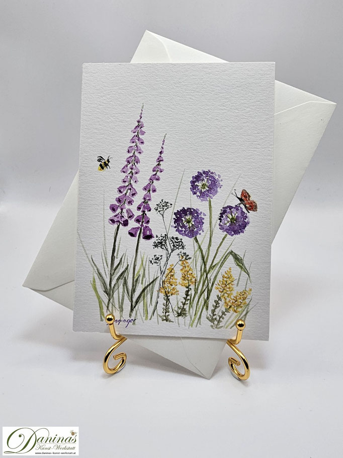 Schöne Geburtstagsgrußkarte gemalt: Wildblumenwiese mit Schmetterling und Hummel