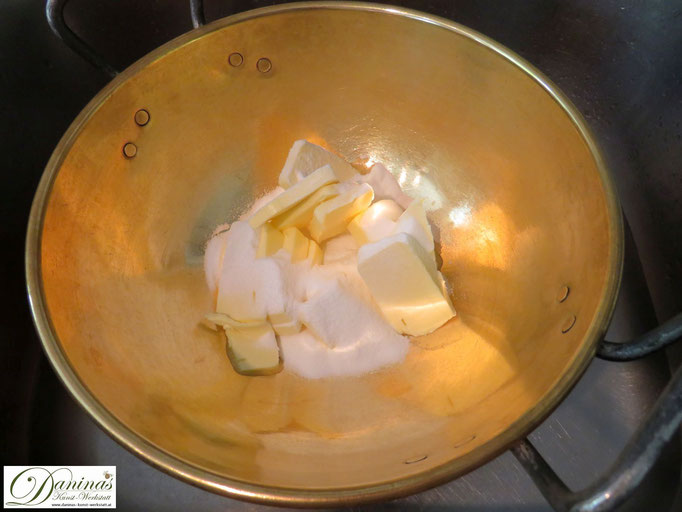 Klein geschnittene Butter mit Zucker verrühren