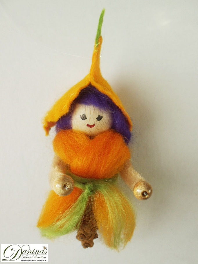 Elfen Figur Lutea aus Kiefernzapfen