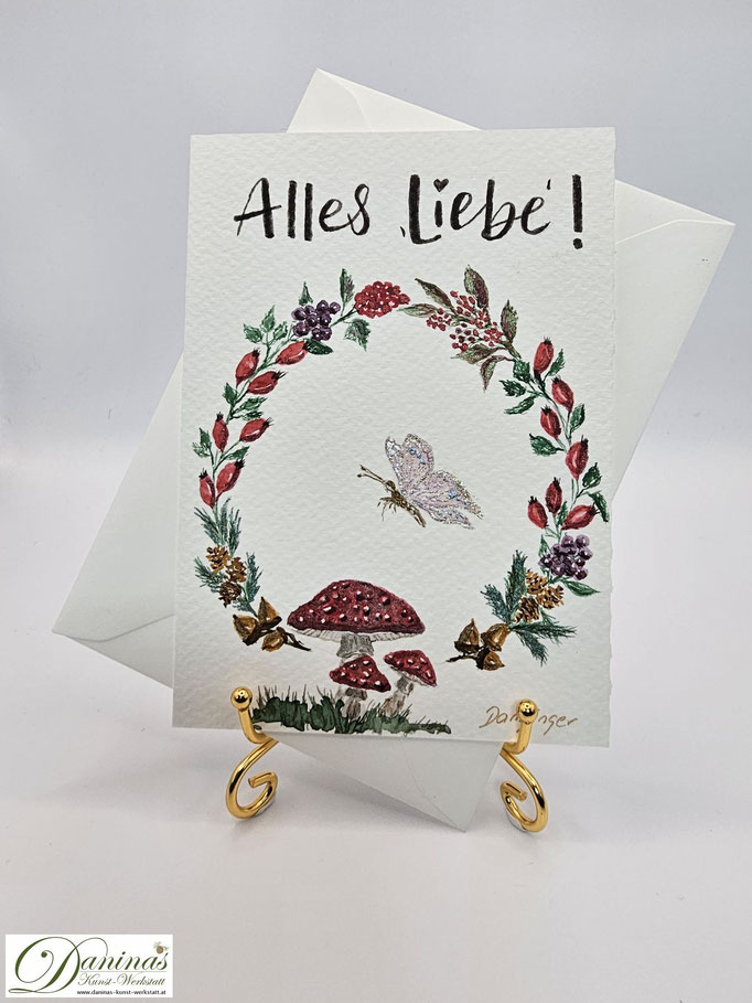 Geburtstagsgrußkarte Beerenkranz mit Fliegenpilzen, Schmetterling und "Alles Liebe"-Handlettering