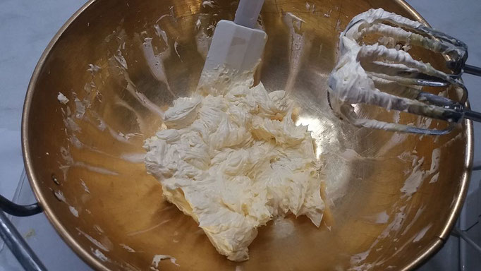 Buttermasse vom Kesselrand schieben