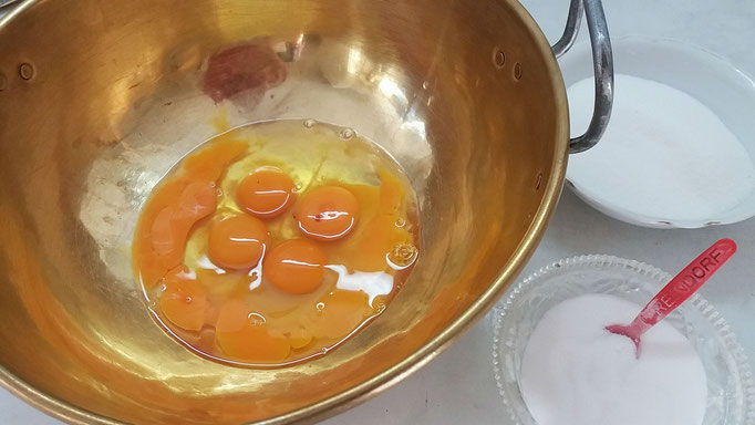 Eier und eine Prise Salz in Rührschüssel geben