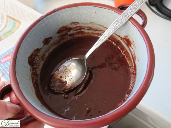 Schokolade auf niedriger Temperatur erwärmen bis sie zähflüssig ist