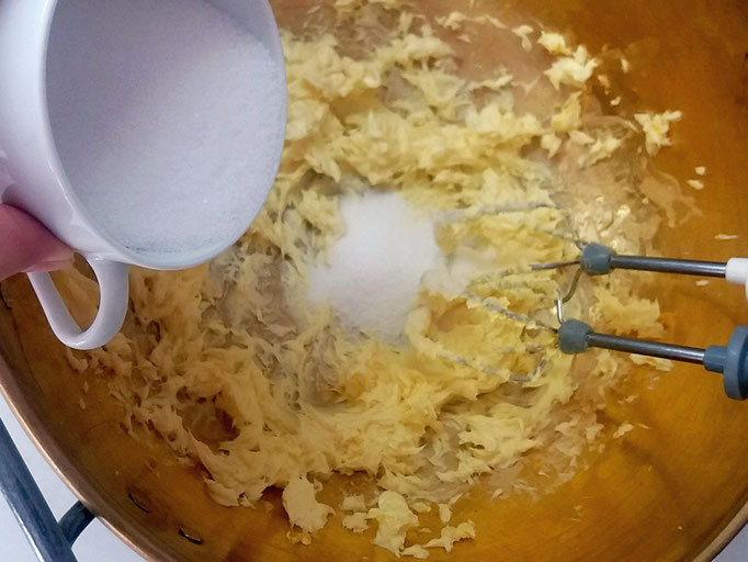 Klein geschnittene Butter mit Zucker und einer Prise Salz verrühren