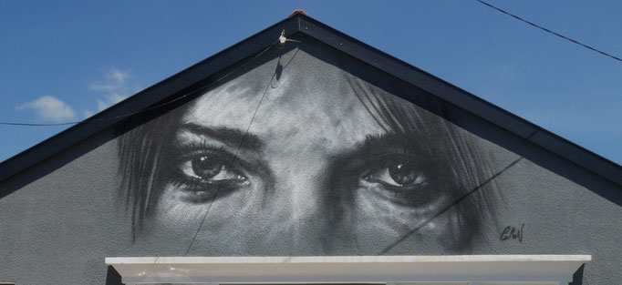 portrait regard fresque à Montbard par Thibaud Coron