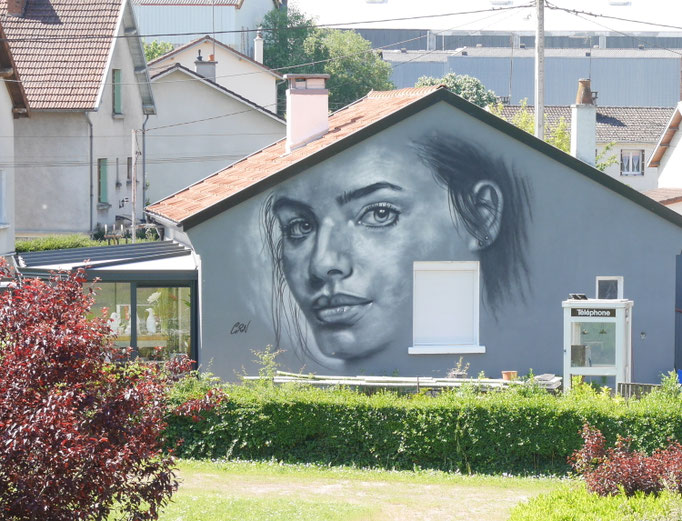 portrait visage de femme street art , fresque à Montbard par Thibaud Coron