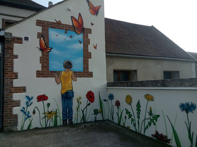 fresque murale extérieure à l'école de Foissy-sur-Vanne par l'artiste Coron Thibaud