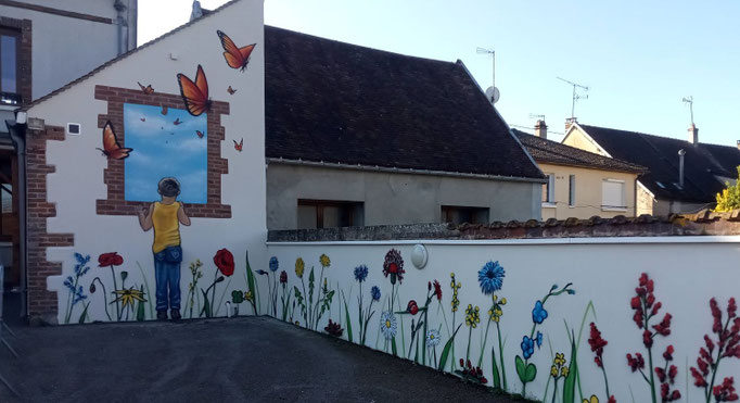 fresque (enfant, peinture)à l'école de Foissy-sur-Vanne par l'artiste Coron Thibaud
