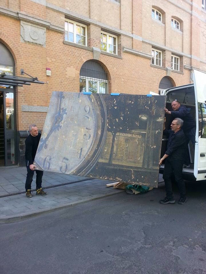 die Uhr tickt - vor dem Haus der Stadtgeschichte, Offenbach