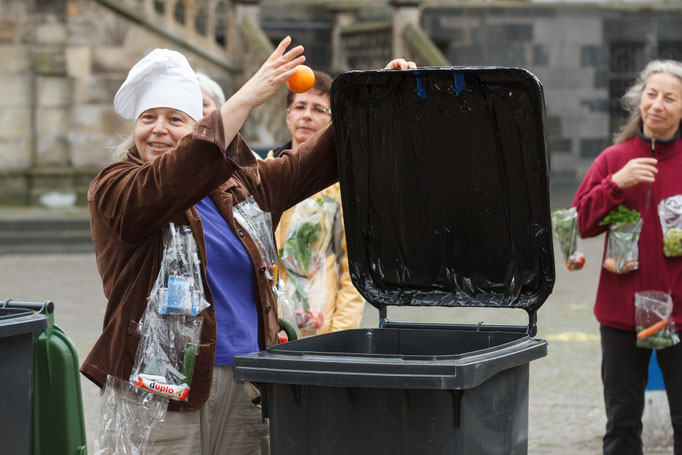 Straßentheater 'Ab in die Tonne'  Aachen 2014