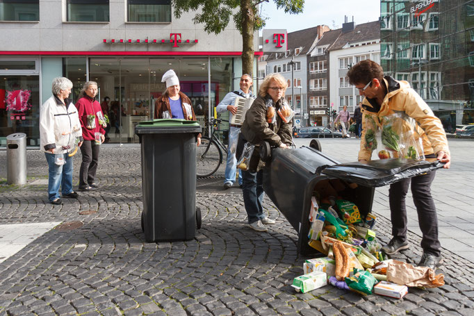 Straßentheater 'Ab in die Tonne'  Aachen 2014