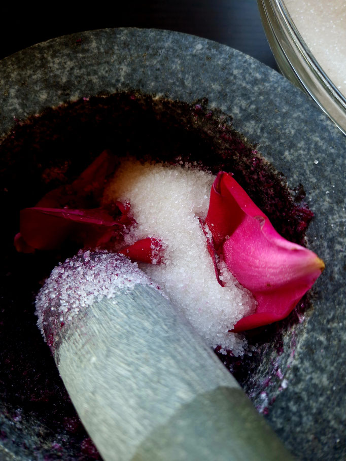 rosa Rosenblütenzucker 