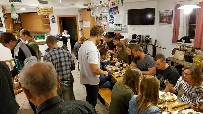 OFF Jahresfeier/ Essen was sonst?