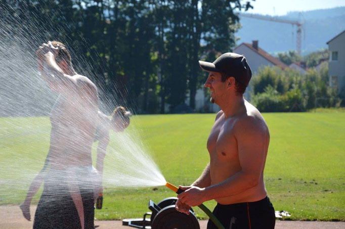 bei Mittagshitze eine kühle Dusche