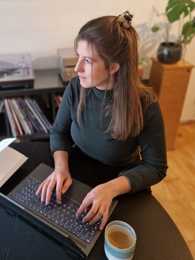 Texterin für Klima und Nachhaltigkeit: Caroline Dohmen am Laptop