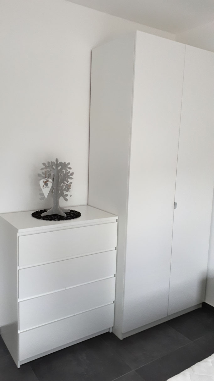 Belia's Home Ferienwohnung Schrank