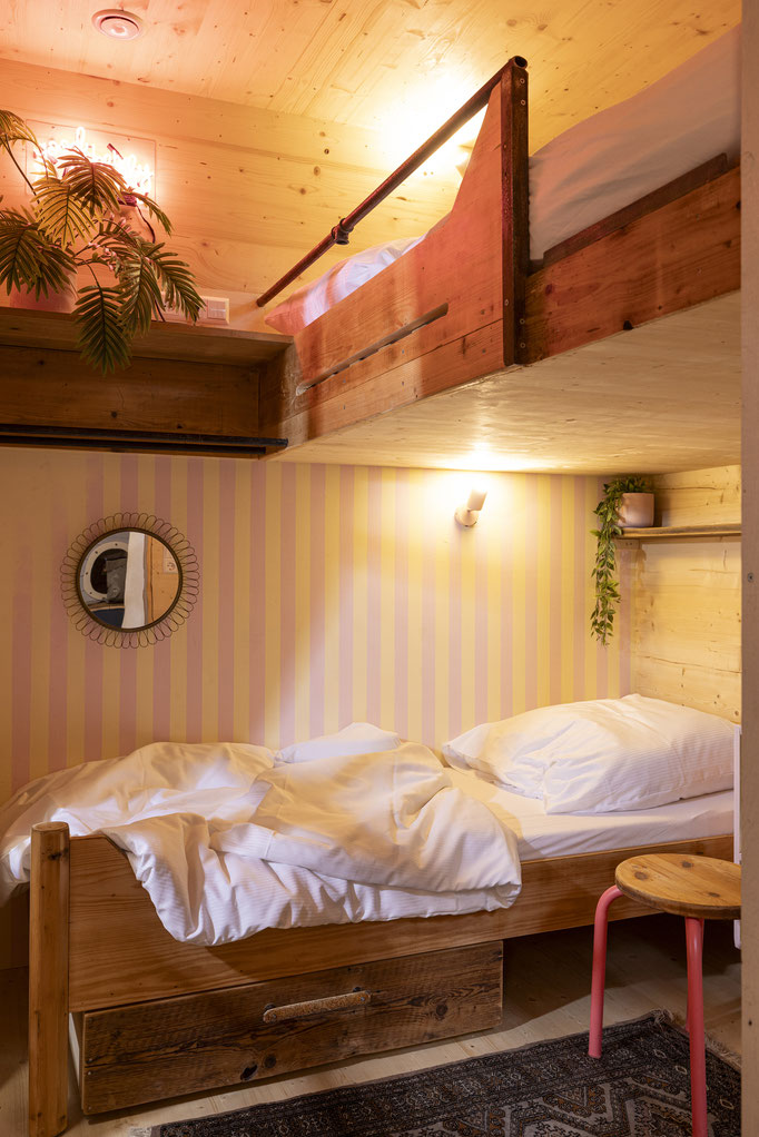 Blick ins Dreibettzimmer “Flamingo”