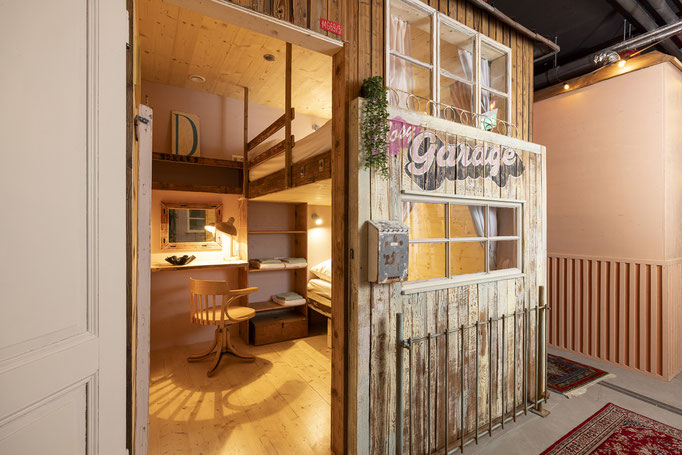 Außenansicht des Dreibettzimmers “Cosy Garage”
