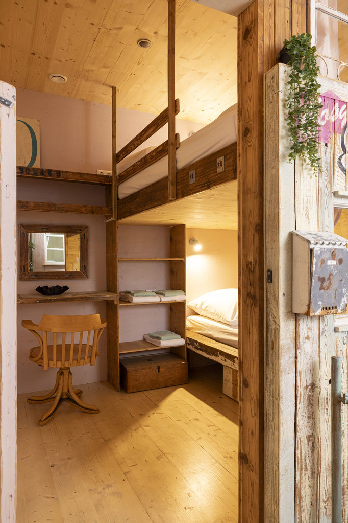 Blick ins Dreibettzimmer “Cosy Garage”
