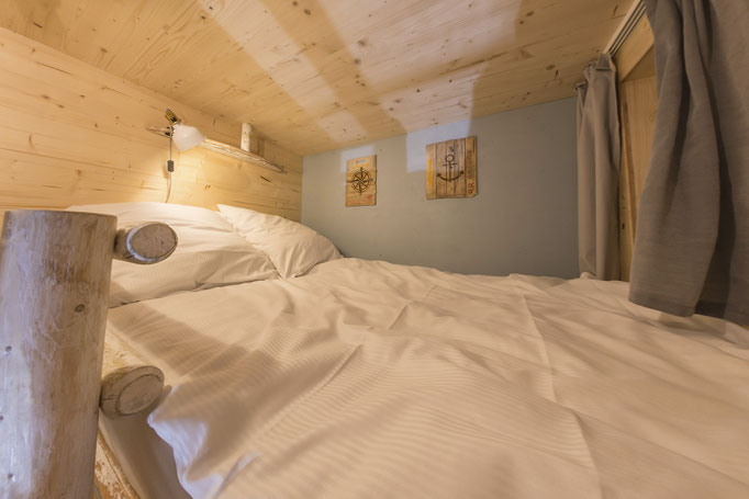 Bett im “Strandhaus” (oben)