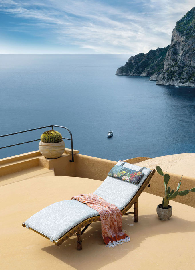 Menfi chaise longue designed by Luca Tornaghi for Etro Home, outdoor reclining chaise longue with curved wooden structure and upholstered cushion