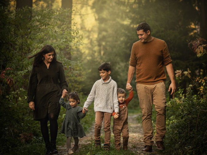 Familie auf Waldweg in Erding