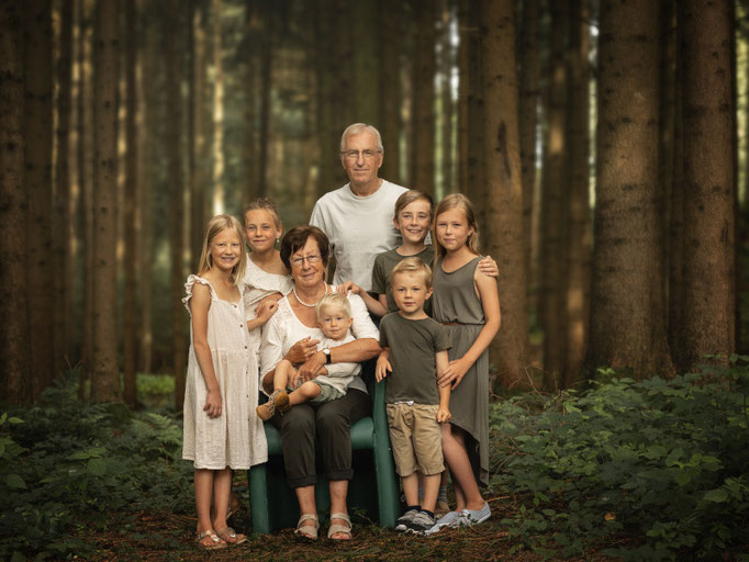 Großeltern mit Enkelkindern im Wald in Erding