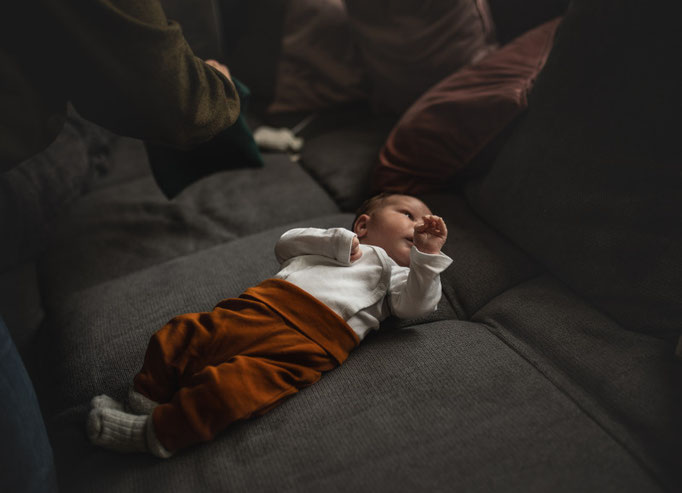 Baby liegt auf der Couch in Erding