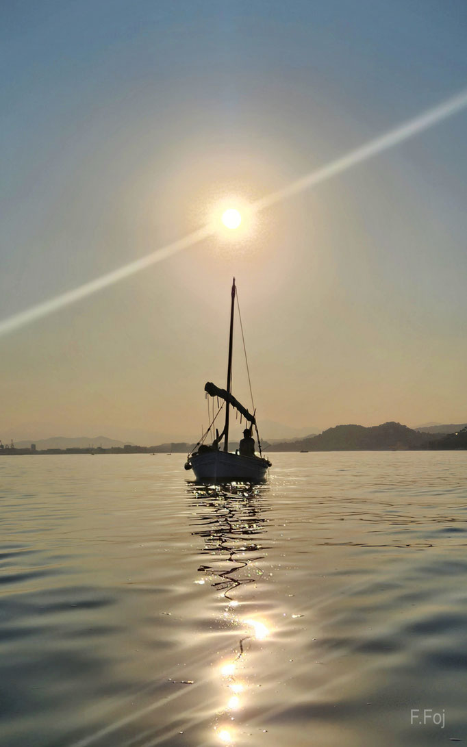 Llaüt tradicional en contraluz