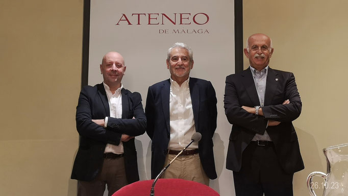 Francisco Cabrera entre Miguel Tello, Presidente Ejecutivo del Ateneo y Vocal de historia y Felipe Foj, Vocal de Patrimonio Marítimo