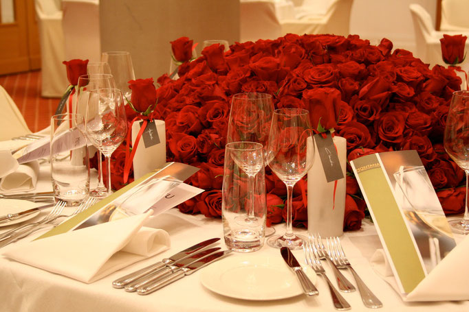 Tischdekoration für Kunde mit 4000 Rosen  |  Hotel Montana Luzern