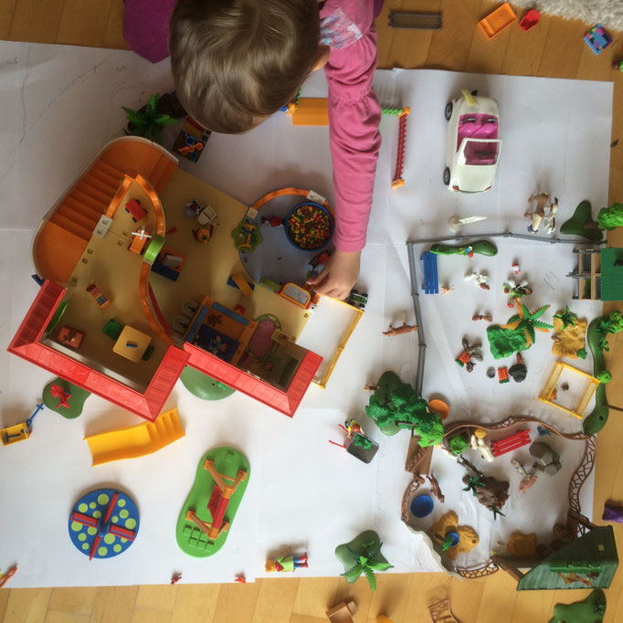 Spielmatte mit Lauter Spielelementen belegt