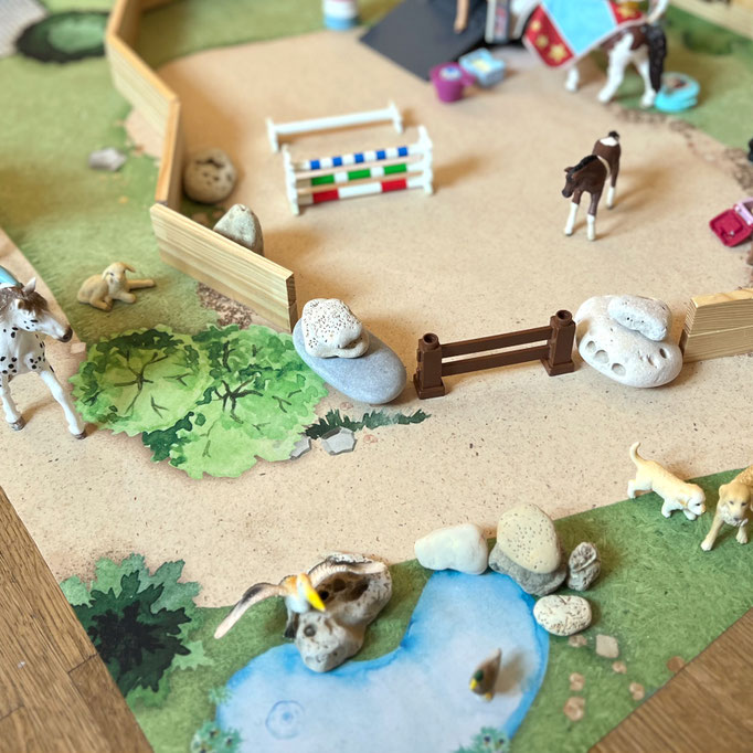 Spielmatte mit Teich und Pferd und Reiterhof