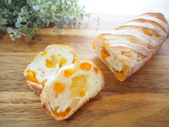 トロピカルカンパーニュ（2本）：長時間発酵のしっとり生地にマンゴーとパイナップルをたっぷり入れ、バリッとハード系に焼き上げるパンです。