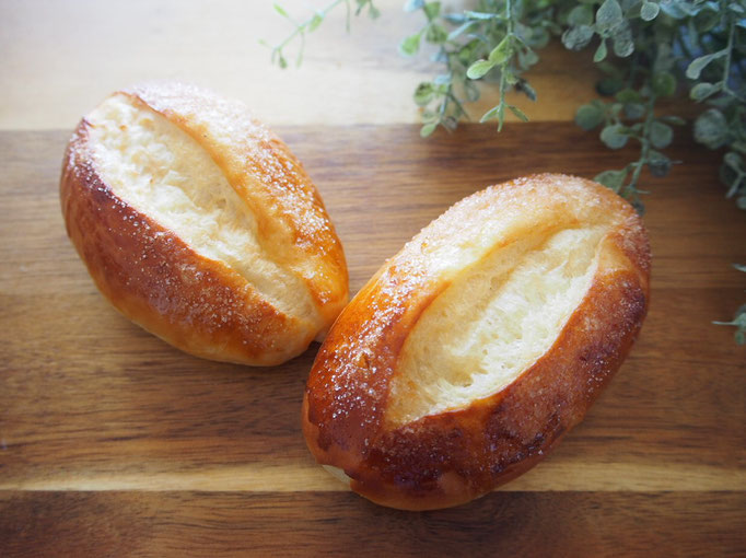 シュガートップミルクパン（6個）：ミルクの風味豊かなやわらかい生地のトップにバターとお砂糖をトッピング。万人受けするシンプルなおやつパンです。